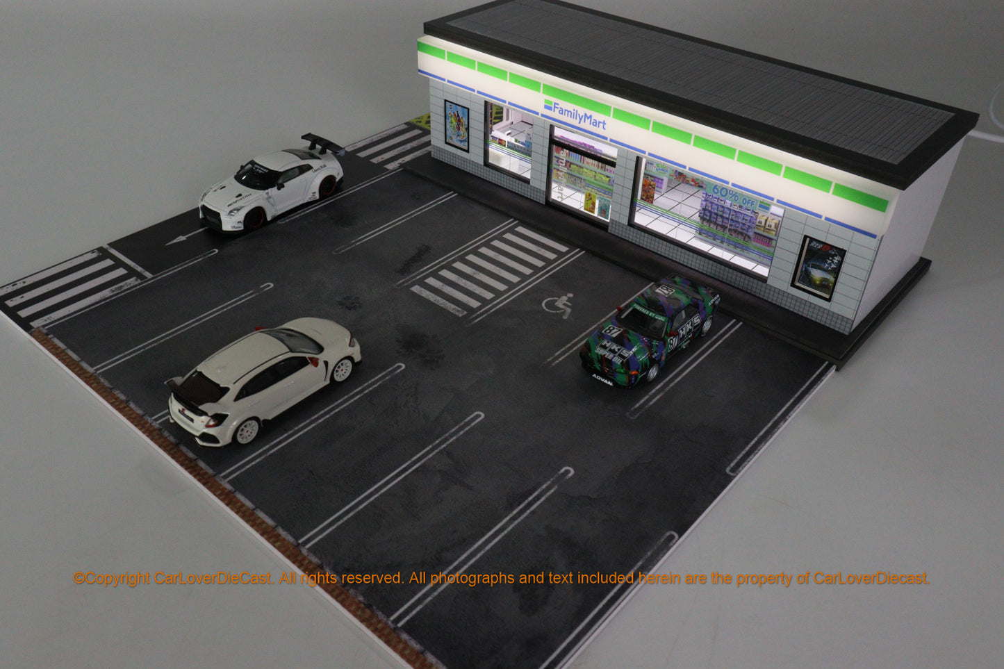 G-Fans 1/64 Family Mart Convenience Store LED Light Diorama with Car Park Parking Lot