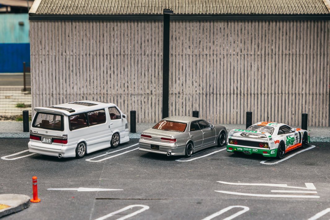 Tarmac Works 1/64 Toyota Hiace Wagon Custom White - HK Toy Car Salon Special Edition - HOBBY64