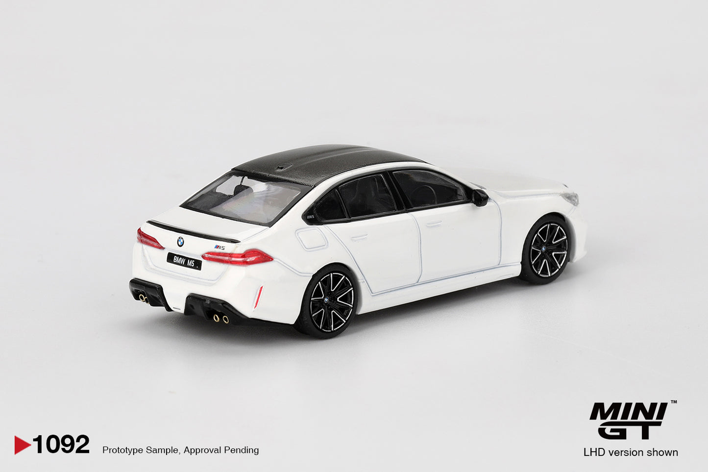 Mini GT 1:64 BMW M5 Alpine White (MGT01092-CH)