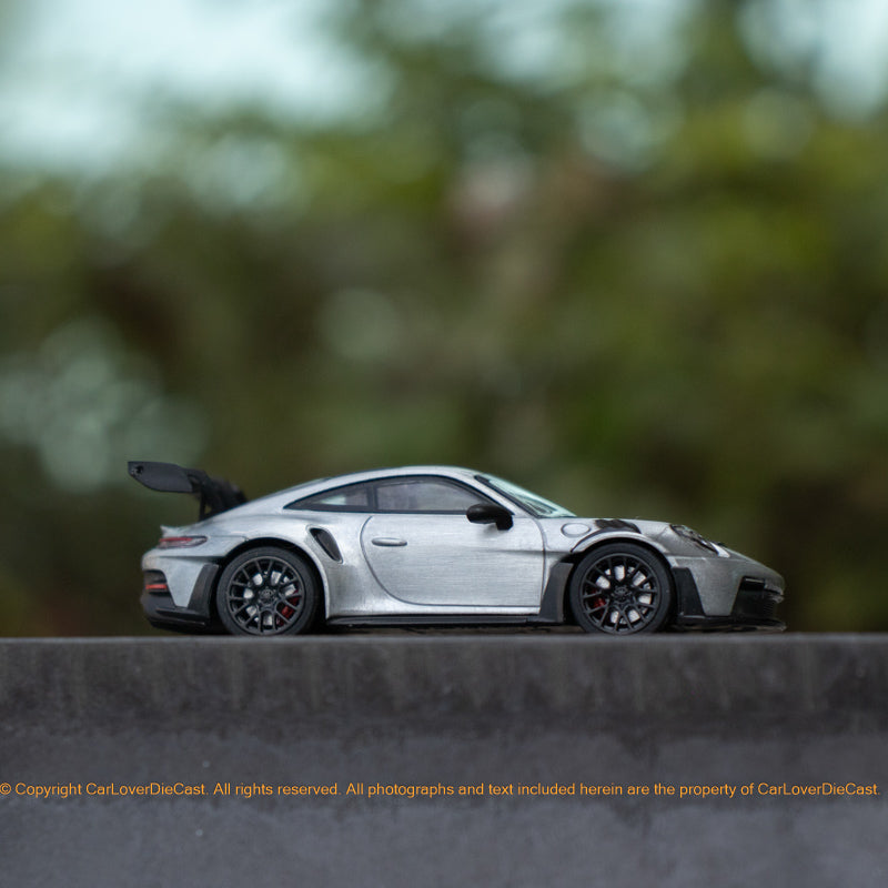 Minichamps x CLDC CarBook Vol. 2 Minichamps 1:64 Porsche 911 GT3 RS Glossy Varnish Diecast Car Model with Magazine (English Version)