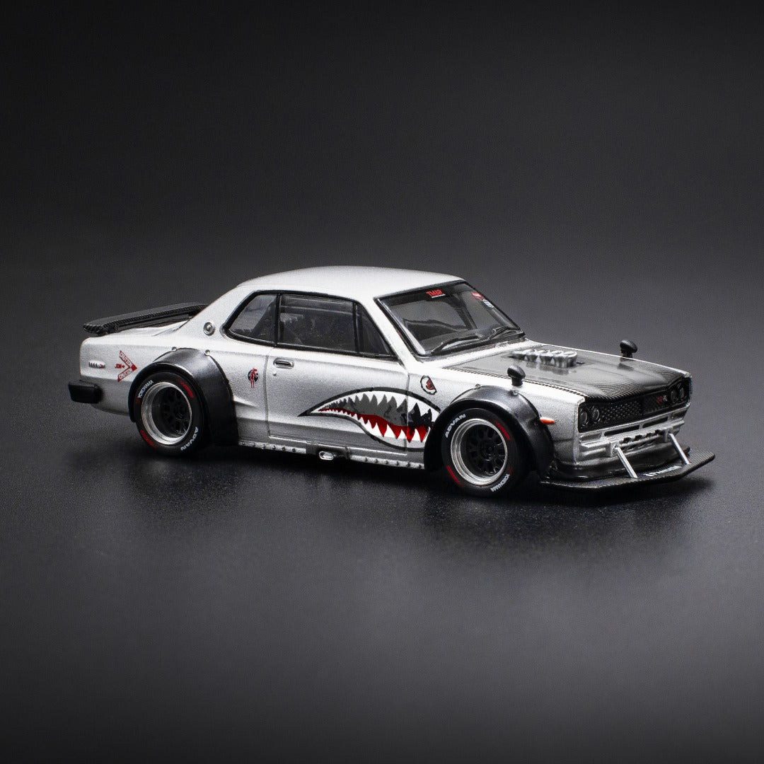 Pop Race X Enigma 1:64 Nissan Skyline GT-R KPGC10 Hakosuka V8 Drift Silver Shark in Blister Packaging (PRE005)