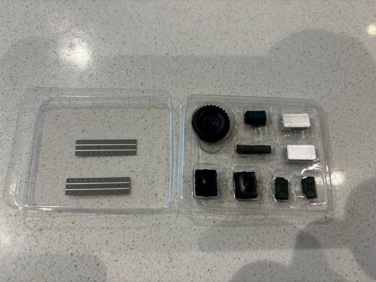 Master Model 1:64 Land Rover Defender 110 4X4 Off Road with Accessories - Gulf Raw Metal Version