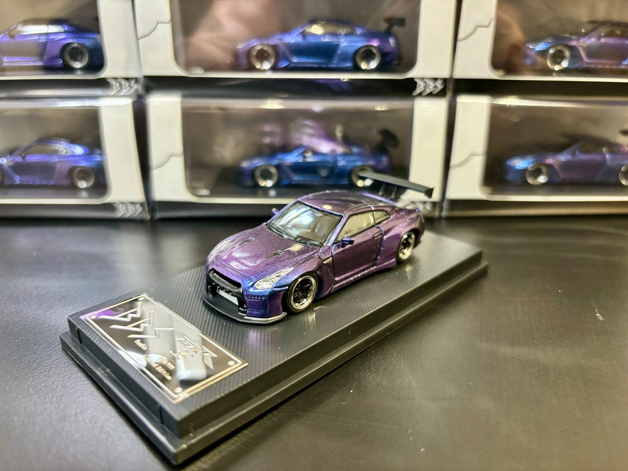 Big Boy Studio 1/64 Nissan Skyline GT-R R35 Chameleon Changing Colour Purple and Blue