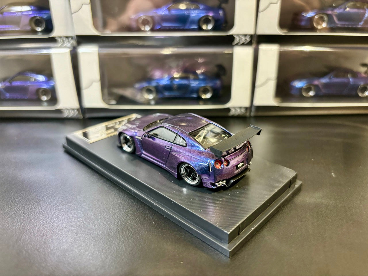 Big Boy Studio 1/64 Nissan Skyline GT-R R35 Chameleon Changing Colour Purple and Blue
