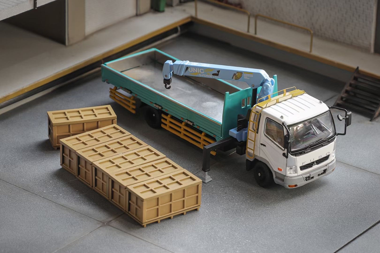 GCD 1:64 Mitsubishi Fuso Fighter Boom Lifter Crane Truck Official Licensed White Green with 6 Wooden Boxes Accessories