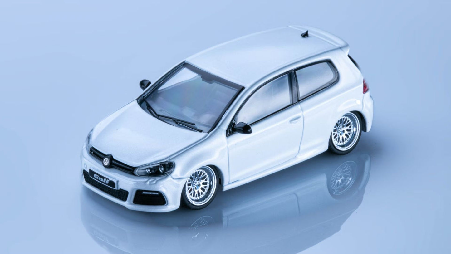Maxwell 1:64 Volkswagen Golf GTI MK6 Pearl White BBS Wheels Low Stance Version Openable Front Hood Detailed Engine (China Beijing Hobby Expo HEC 2025 Event Edition)