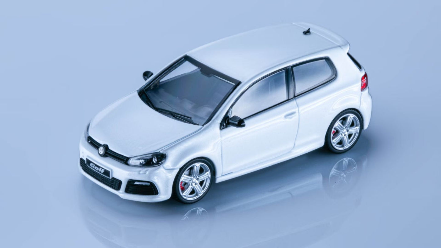 Maxwell 1:64 Volkswagen Golf GTI MK6 Pearl White Normal Version Openable Front Hood Detailed Engine (China Beijing Hobby Expo HEC 2025 Event Edition)