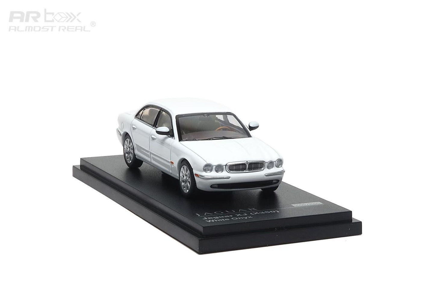 AR Box 1:64 Jaguar XJ350 White Onyx Jaguar Official Licensed