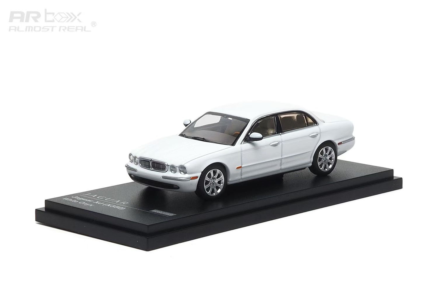 AR Box 1:64 Jaguar XJ350 White Onyx Jaguar Official Licensed