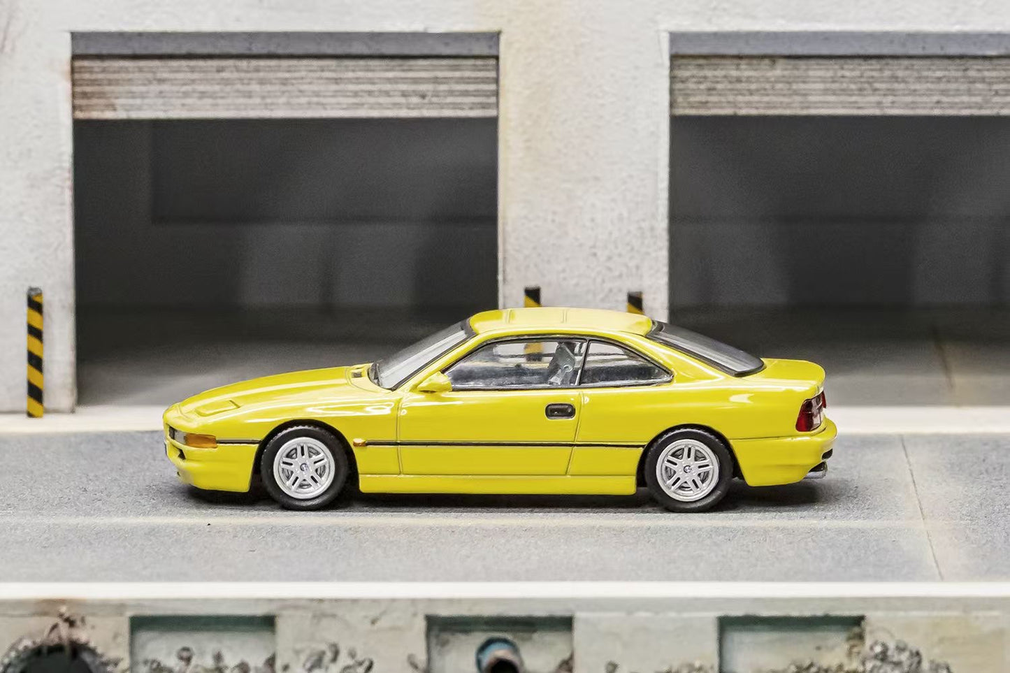 Shadow 1:64 BMW Series 8 E31 850CSi Coupe Yellow with Base and Acrylic Case