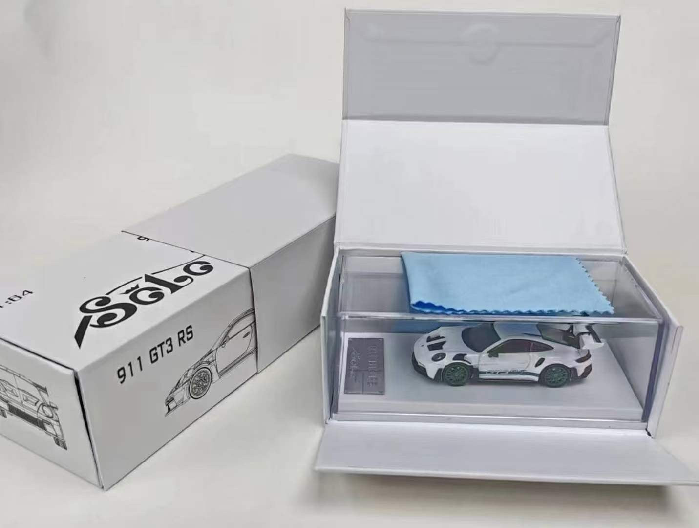 Solo 1:64 Porsche 992 GT3 RS White with Green Wheels