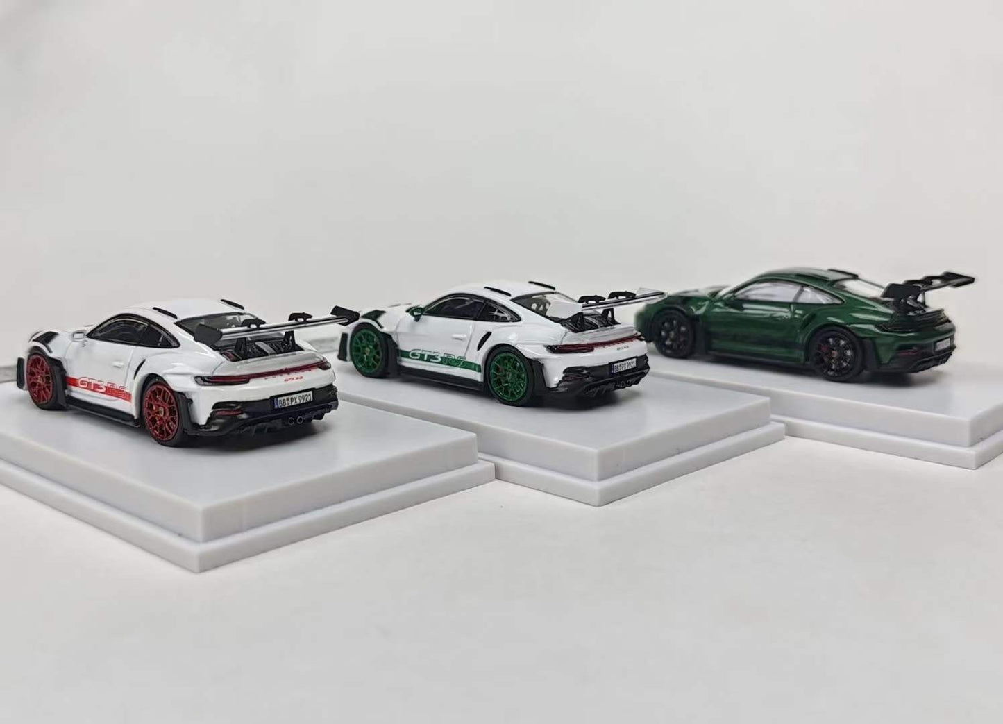 Solo 1:64 Porsche 992 GT3 RS White with Green Wheels