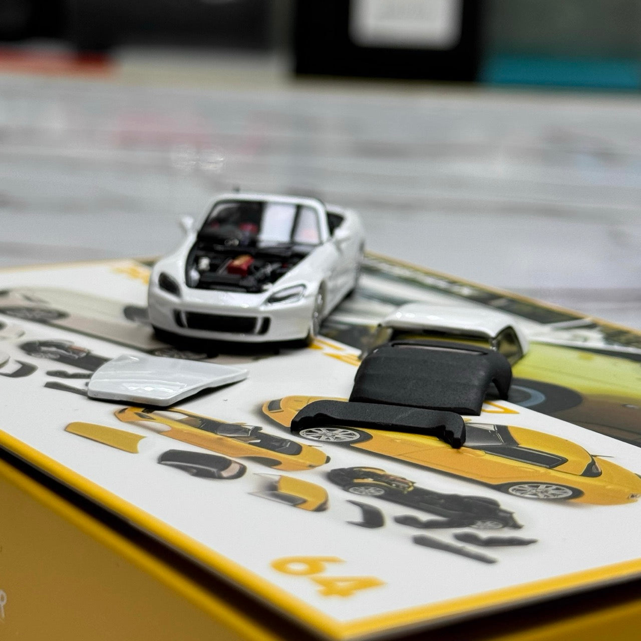 Motorhelix 1:64 Honda S2000 AP2 Official Licensed Grand Prix White Magnetic Assemble Parts Premium Packaging