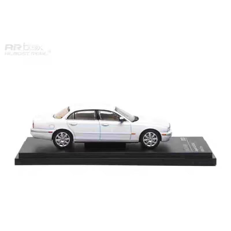 AR Box 1:64 Jaguar XJ350 White Onyx Jaguar Official Licensed