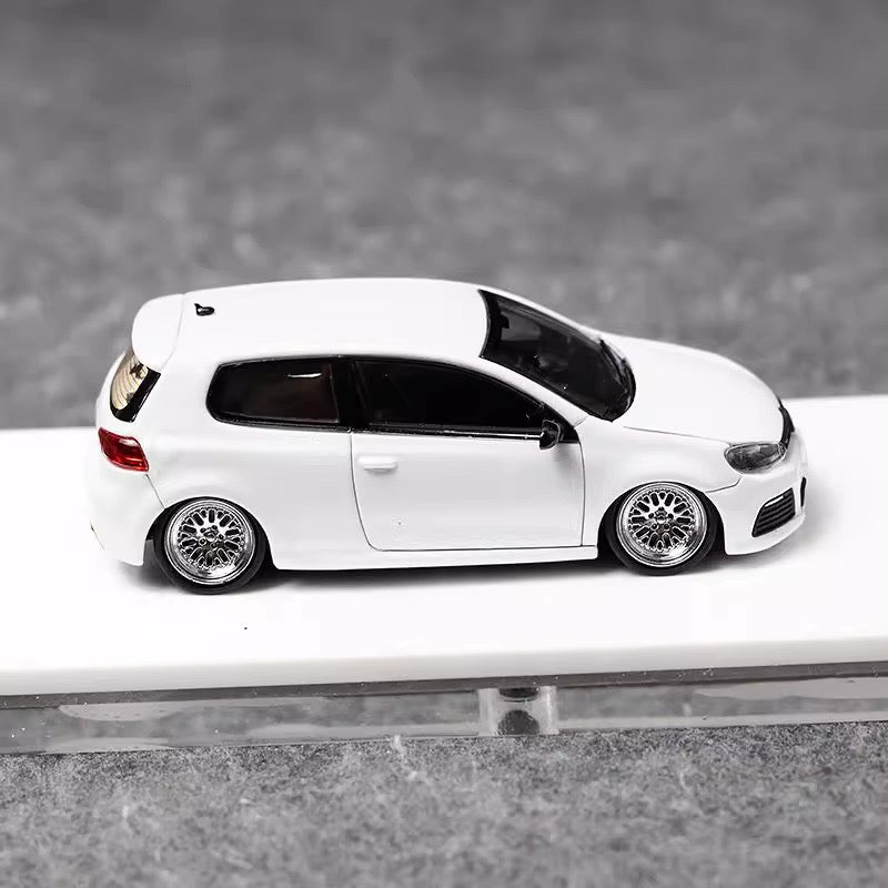 Maxwell 1:64 Volkswagen Golf GTI MK6 Pearl White BBS Wheels Low Stance Version Openable Front Hood Detailed Engine (China Beijing Hobby Expo HEC 2025 Event Edition)