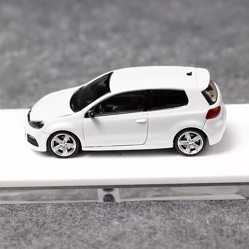 Maxwell 1:64 Volkswagen Golf GTI MK6 Pearl White Normal Version Openable Front Hood Detailed Engine (China Beijing Hobby Expo HEC 2025 Event Edition)