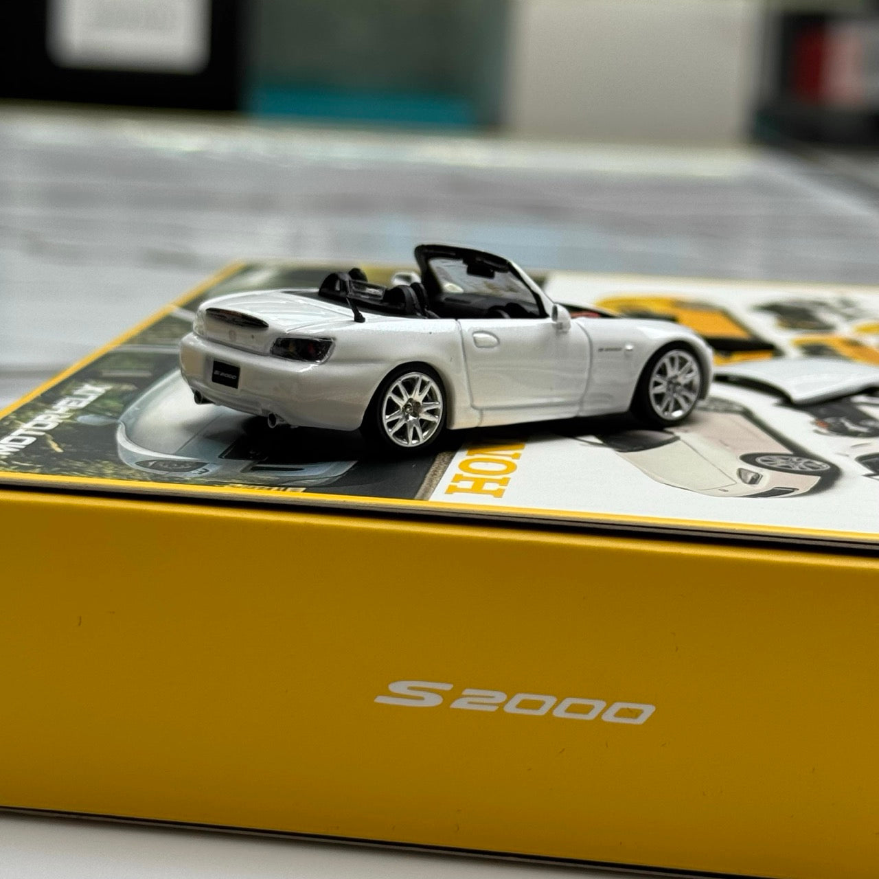 Motorhelix 1:64 Honda S2000 AP2 Official Licensed Grand Prix White Magnetic Assemble Parts Premium Packaging
