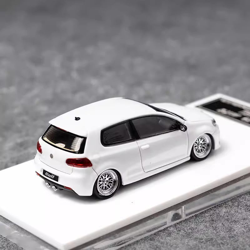 Maxwell 1:64 Volkswagen Golf GTI MK6 Pearl White BBS Wheels Low Stance Version Openable Front Hood Detailed Engine (China Beijing Hobby Expo HEC 2025 Event Edition)