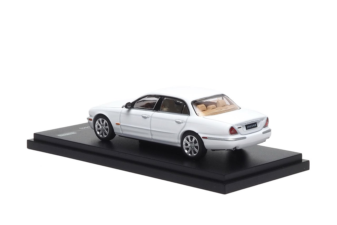 AR Box 1:64 Jaguar XJ350 White Onyx Jaguar Official Licensed