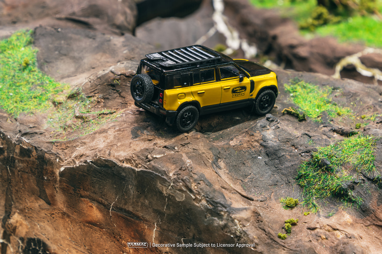 Tarmac Works 1/64 Land Rover Defender 110 Trophy Edition - GLOBAL64