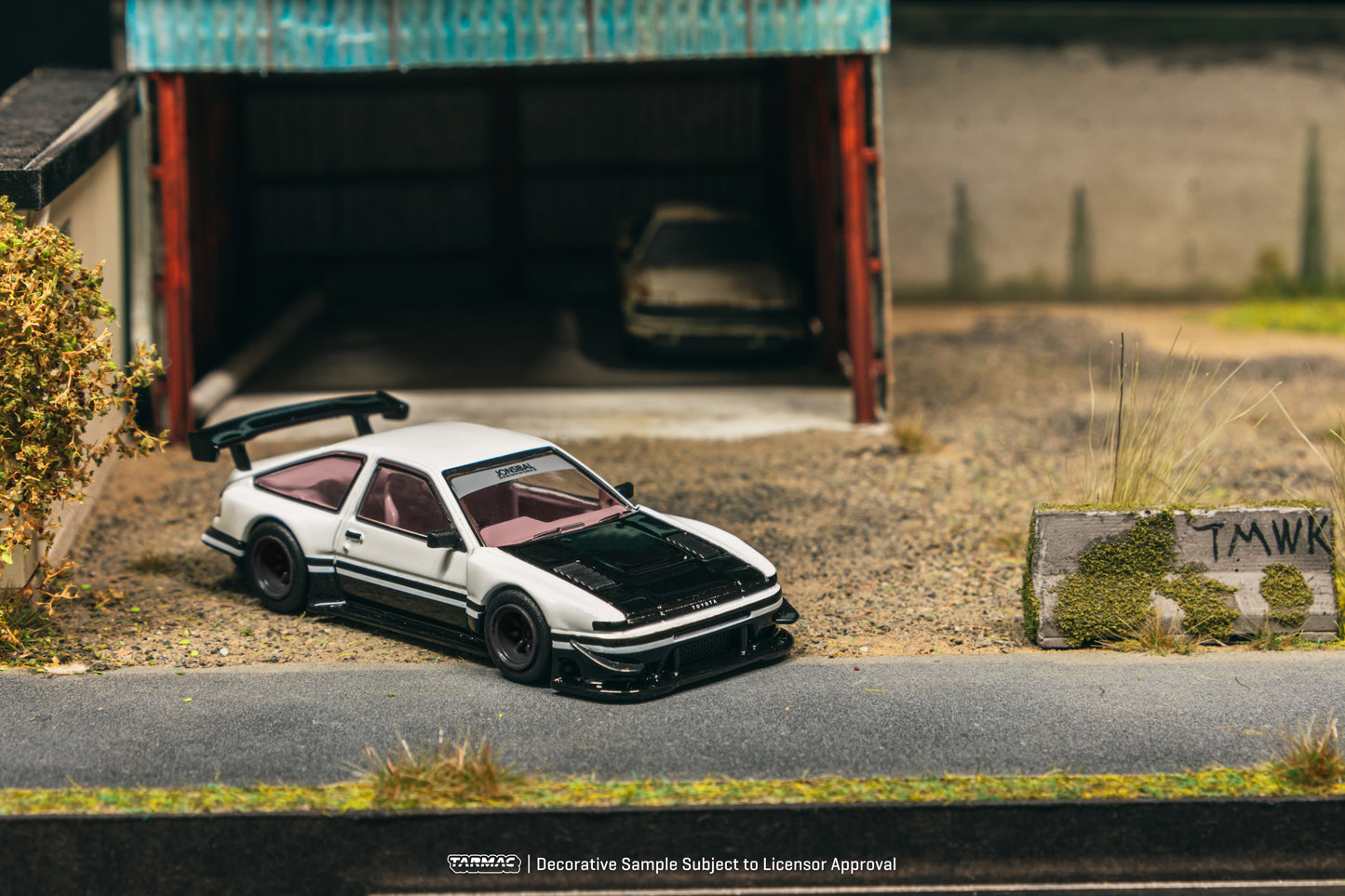 Tarmac Works 1/64 Toyota Sprinter Trueno AE86 Widebody White / Black with Tarmac Cards - GLOBAL64
