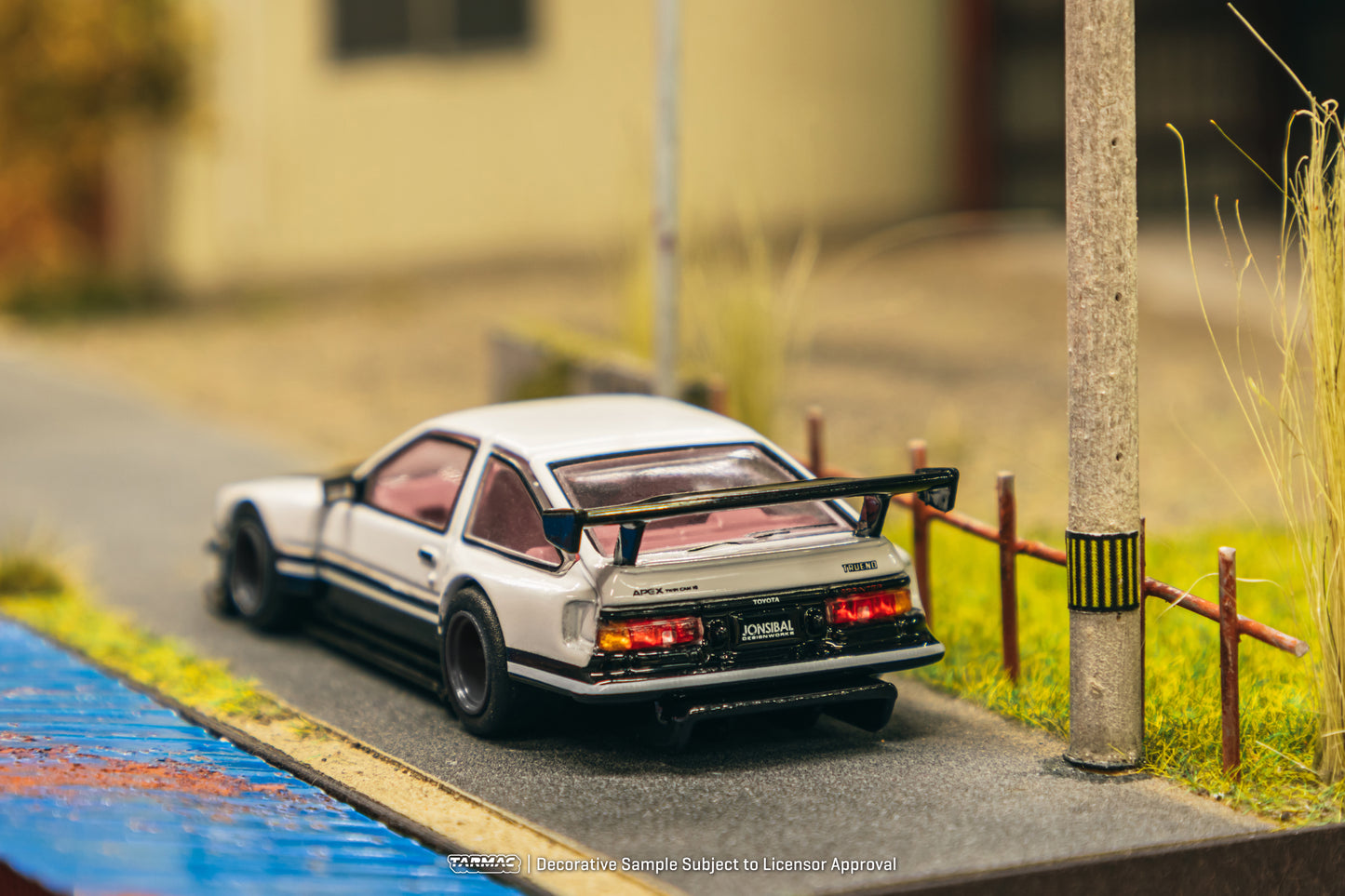 Tarmac Works 1/64 Toyota Sprinter Trueno AE86 Widebody White / Black with Tarmac Cards - GLOBAL64