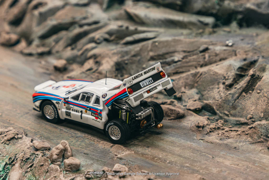 Tarmac Works 1/64 Lancia 037 Rally Rally Monte Carlo 1983 #1 Winner, W. Rohrl / C. Geistdorfer with Tarmac Cards - HOBBY64+