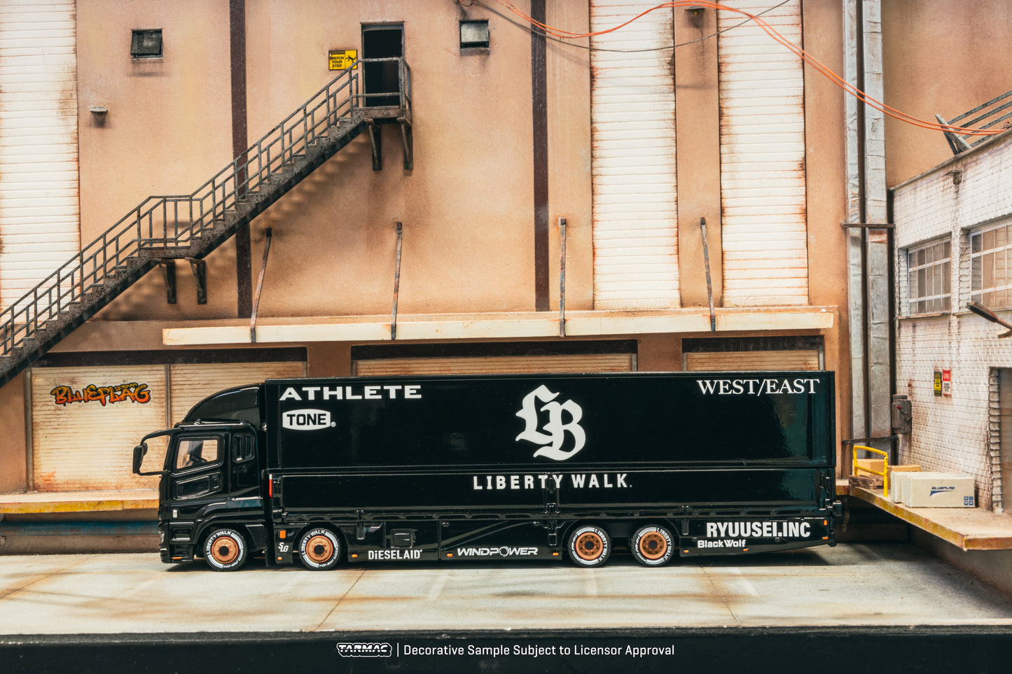 Tarmac Works 1/64 Mitsubishi Fuso Super Great LB-TRUCKS Black - TRUCK64