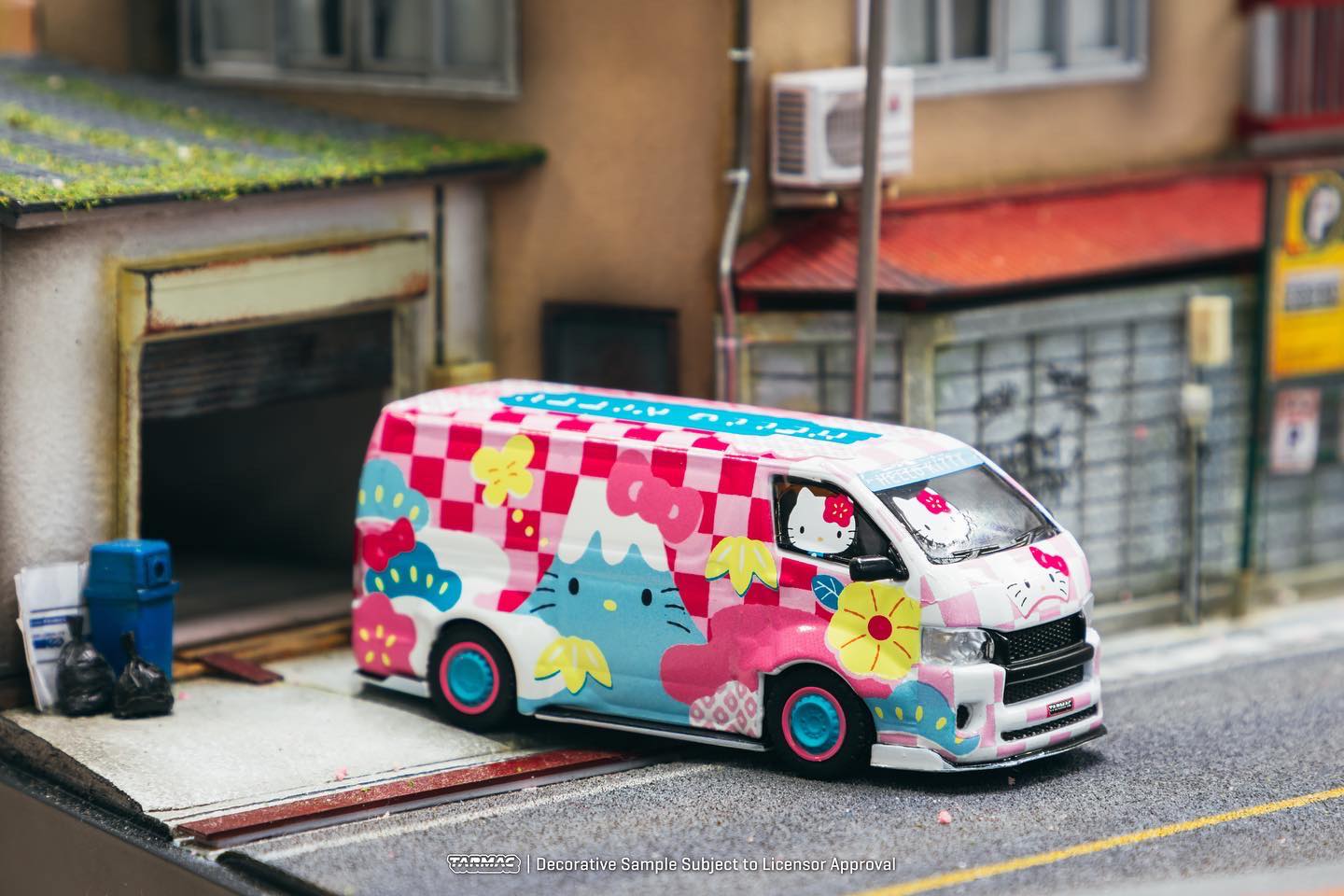 Tarmac Works 1/64 Toyota Hiace Widebody Tarmac Works X Hello Kitty Capsule Summer Festival- HOBBY64