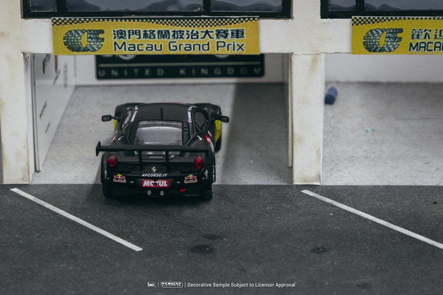 Tarmac Works 1/64 Ferrari 458 Italia GT3 GT TOUR 2011 #39 Red Bull - HOBBY64