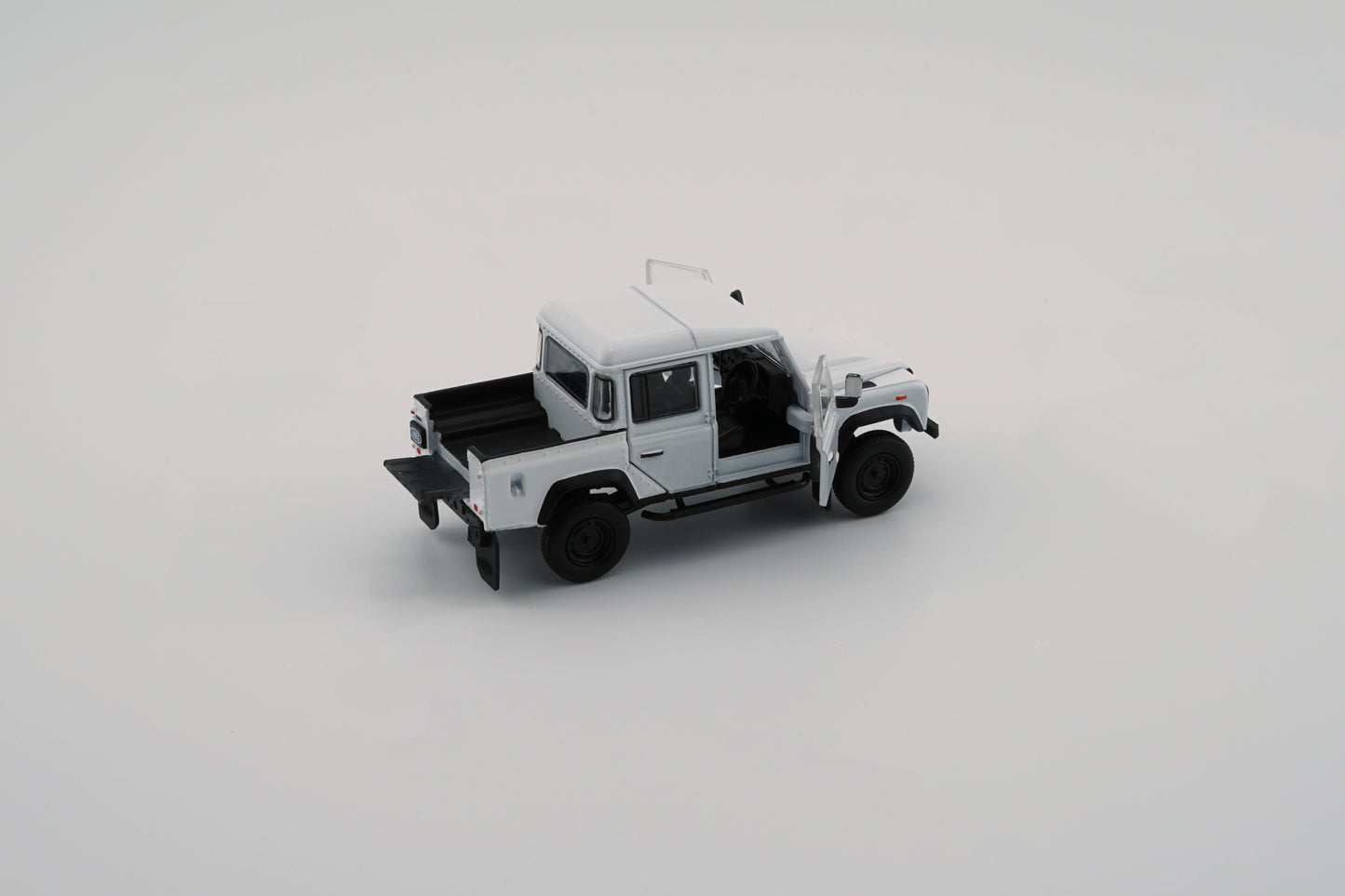 BM Creations 1/64 Land Rover 2016 Defender 110 Pick Up- White (RHD)