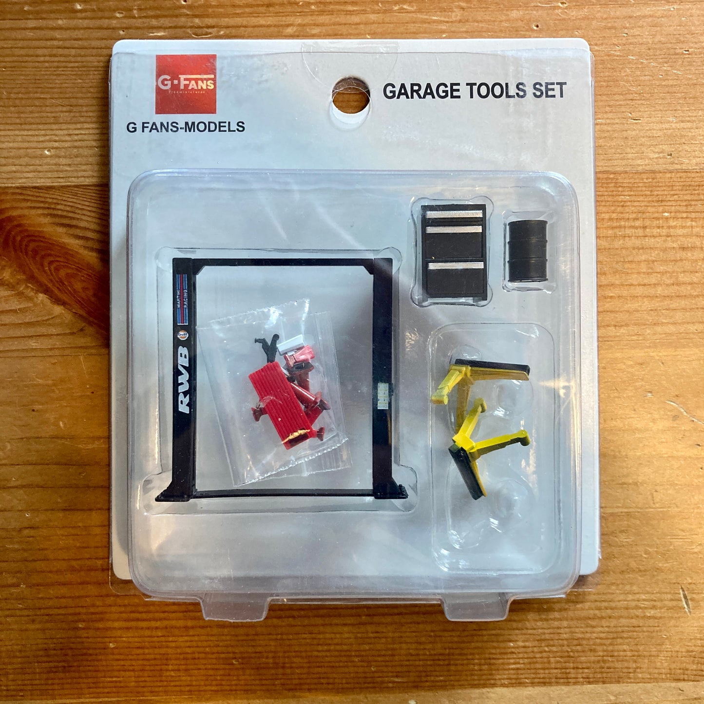 G-Fans 1/64 Garage Car Lift & Repair Tools Set for Diorama- Black (710012A)