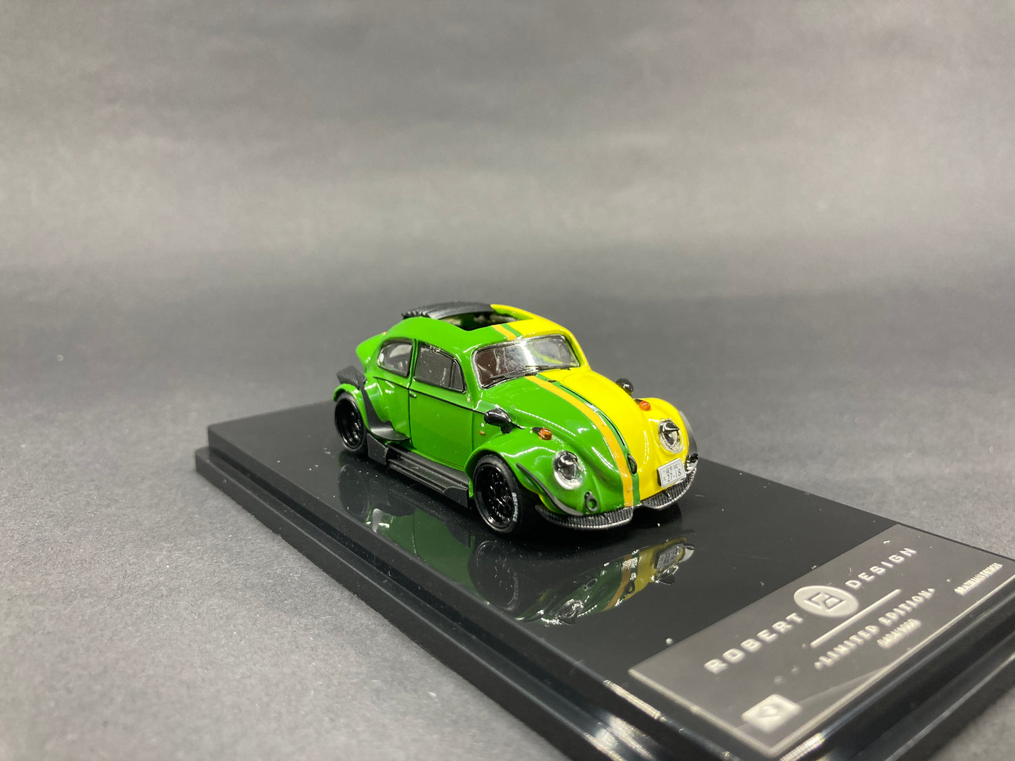 Inspire Model 1/64 Volkswagen Beetle RWB Robert Design Stripe Series -Yellow & Green with Open Rear Engine Bonnet (ST7_40008J)