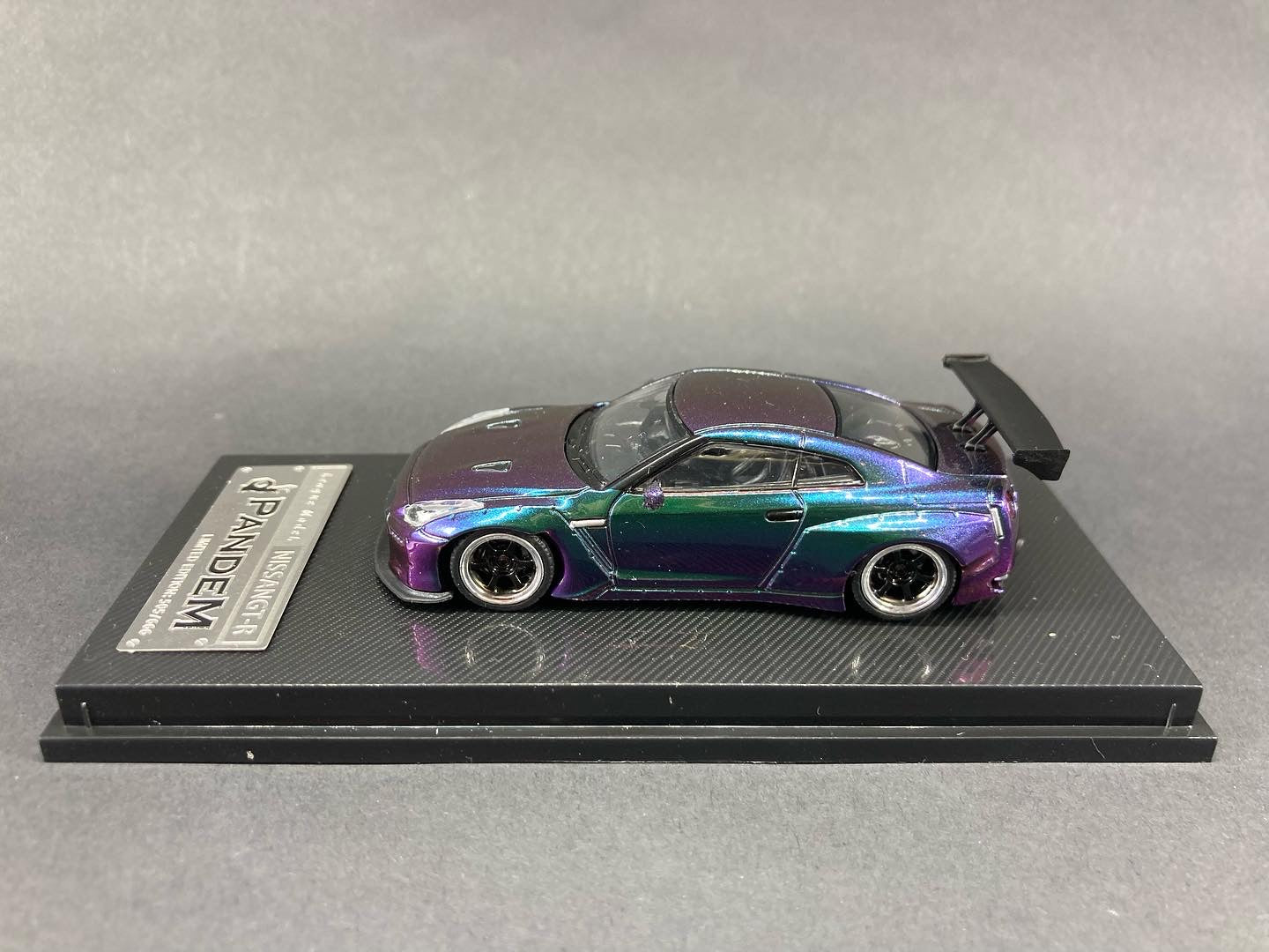 League Model 1/64Nissan Skyline GTR R35 Chameleon Changing Colour Purple and Green
