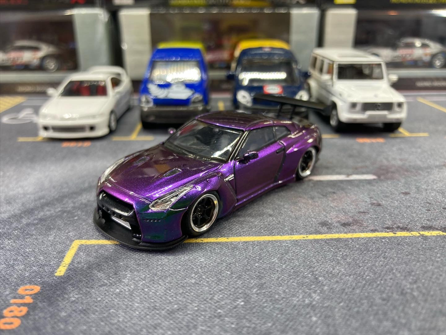 League Model 1/64Nissan Skyline GTR R35 Chameleon Changing Colour Purple and Green