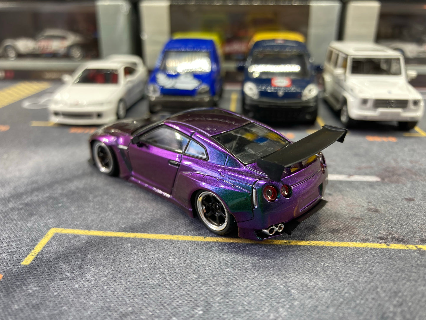 League Model 1/64Nissan Skyline GTR R35 Chameleon Changing Colour Purple and Green