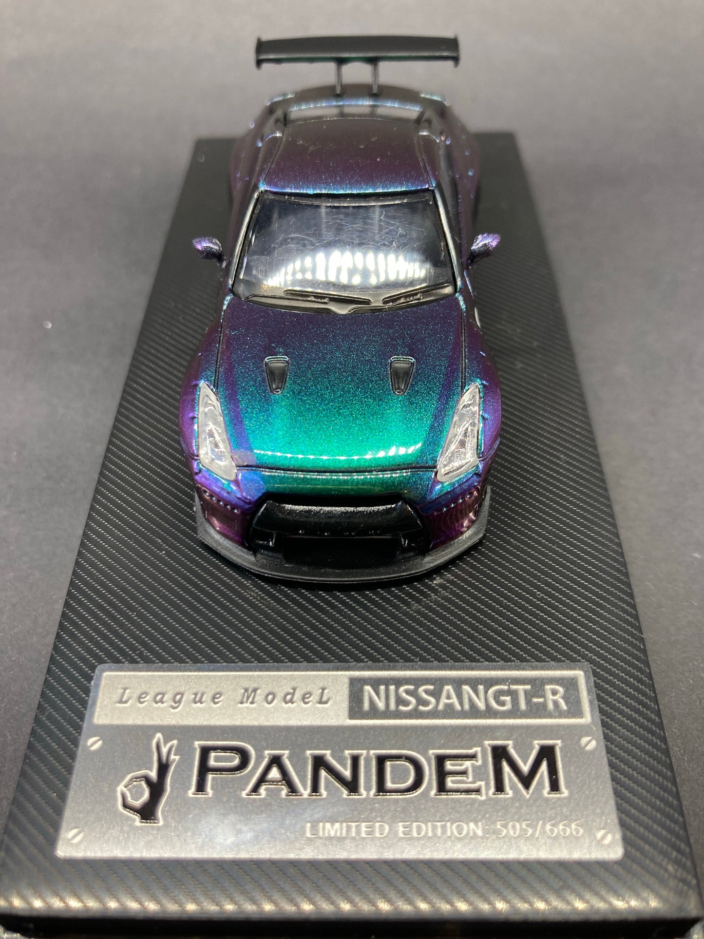 League Model 1/64Nissan Skyline GTR R35 Chameleon Changing Colour Purple and Green