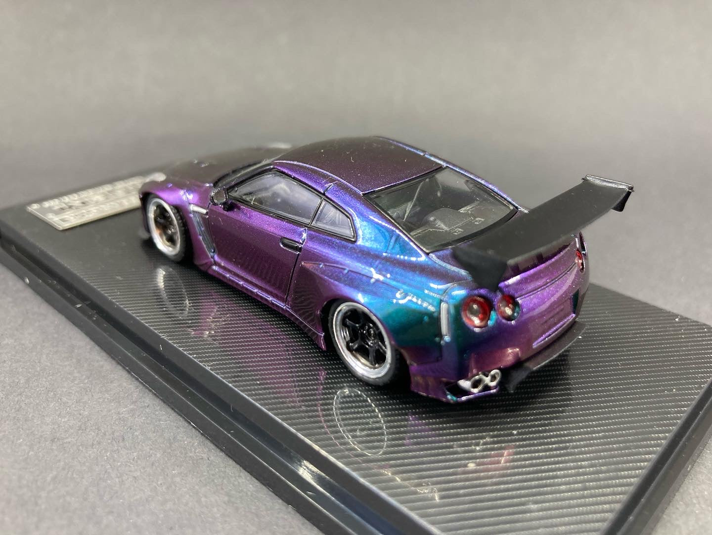League Model 1/64Nissan Skyline GTR R35 Chameleon Changing Colour Purple and Green