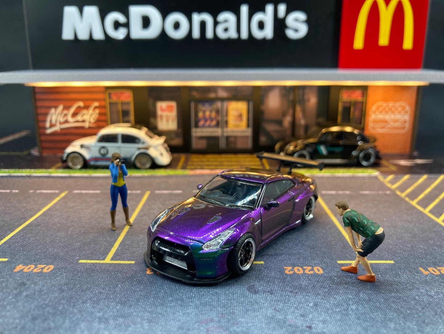 League Model 1/64Nissan Skyline GTR R35 Chameleon Changing Colour Purple and Green