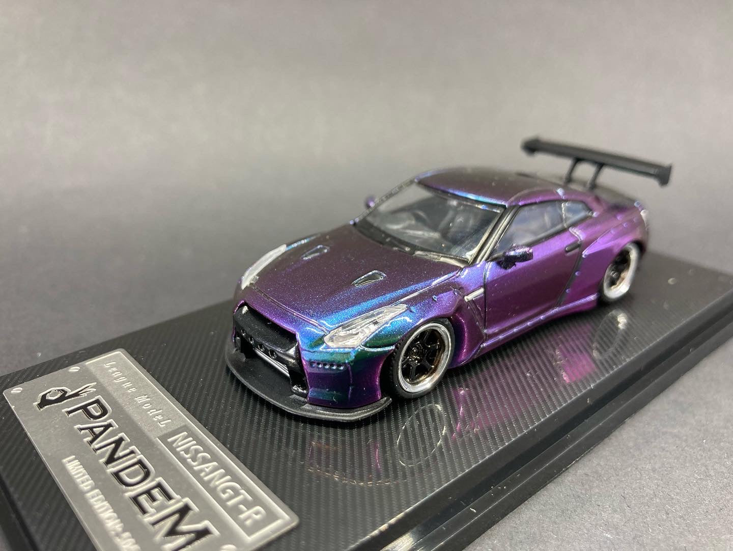League Model 1/64Nissan Skyline GTR R35 Chameleon Changing Colour Purple and Green