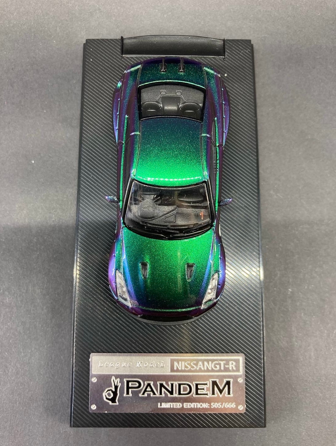 League Model 1/64Nissan Skyline GTR R35 Chameleon Changing Colour Purple and Green