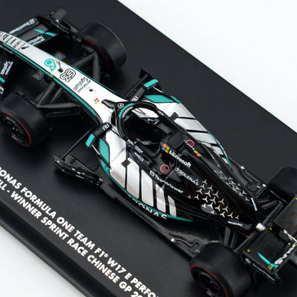 MINICHAMPS 1:64 MERCEDES-AMG PETRONAS FORMULA ONE TEAM W17 - GEORGE RUSSELL - WINNER SPRINT CHINA GP 2026 With FIGURINE AND POSITION BOARD