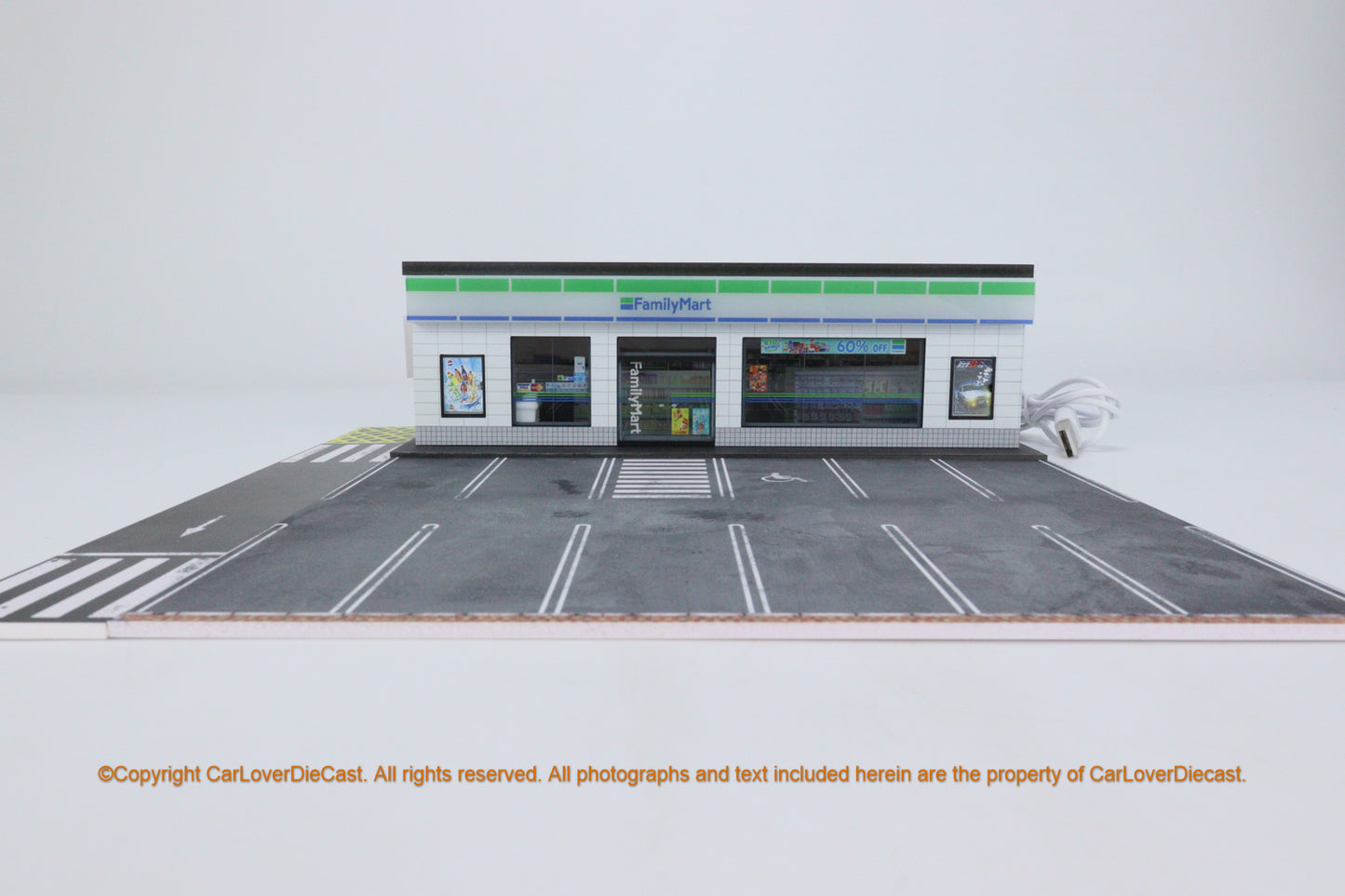 G-Fans 1/64 Family Mart Convenience Store LED Light Diorama with Car Park Parking Lot