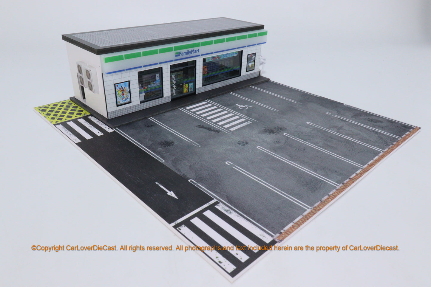 G-Fans 1/64 Family Mart Convenience Store LED Light Diorama with Car Park Parking Lot