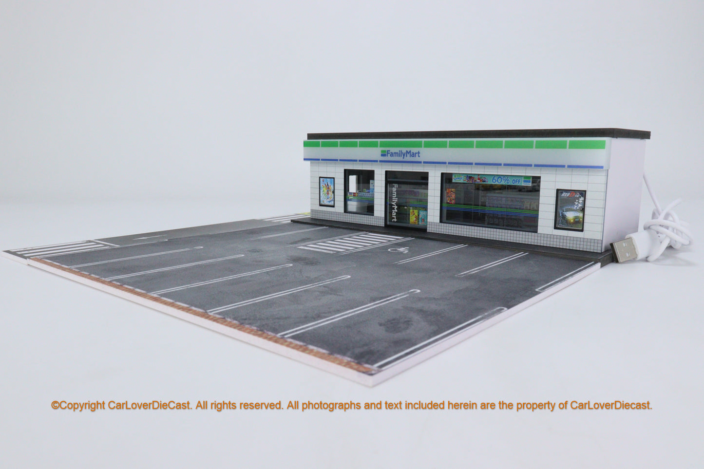 G-Fans 1/64 Family Mart Convenience Store LED Light Diorama with Car Park Parking Lot