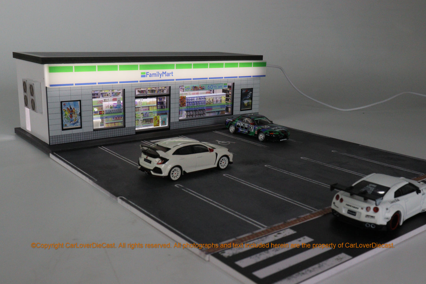 G-Fans 1/64 Family Mart Convenience Store LED Light Diorama with Car Park Parking Lot