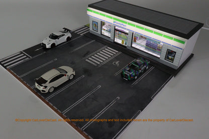 G-Fans 1/64 Family Mart Convenience Store LED Light Diorama with Car Park Parking Lot