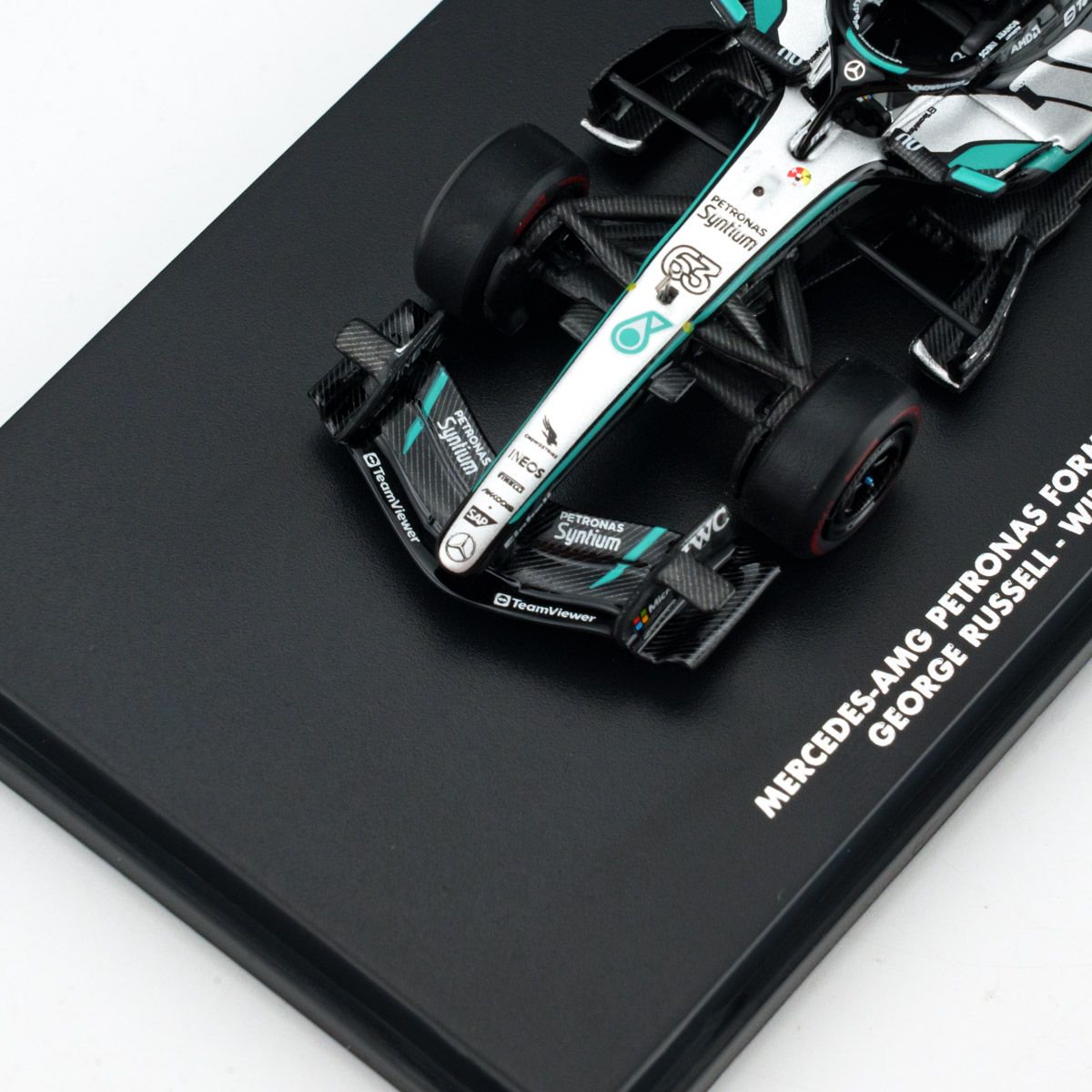 MINICHAMPS 1:64 MERCEDES-AMG PETRONAS FORMULA ONE TEAM W17 - GEORGE RUSSELL - WINNER SPRINT CHINA GP 2026 With FIGURINE AND POSITION BOARD