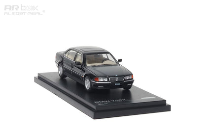 AR Box 1:64 BMW 7 Series Mk3 E38 750iL Black BMW Official Licensed (630201001)
