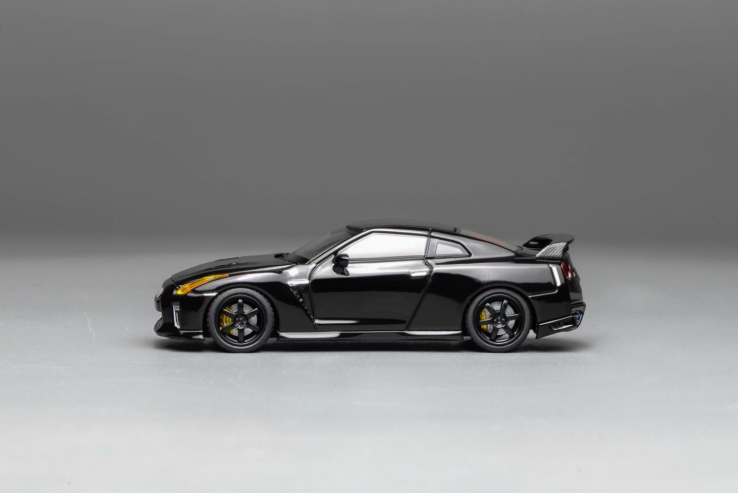 Motorhelix 1:64 Nissan GT-R R35 Pearl Black Customized Head Light Openable Front Hood Detailed Engine Official Licensed (Premium Box Packaging)